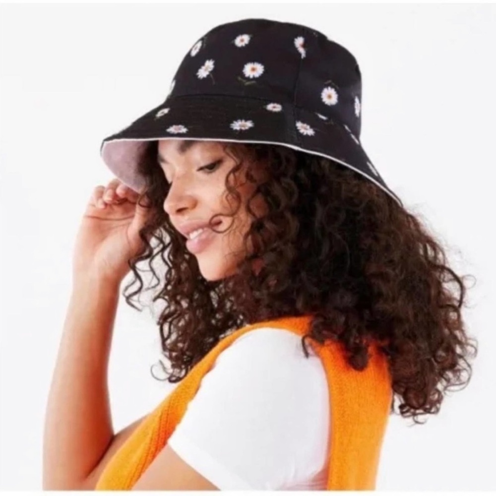 Super cute Alice Olivia reversible bucket hat